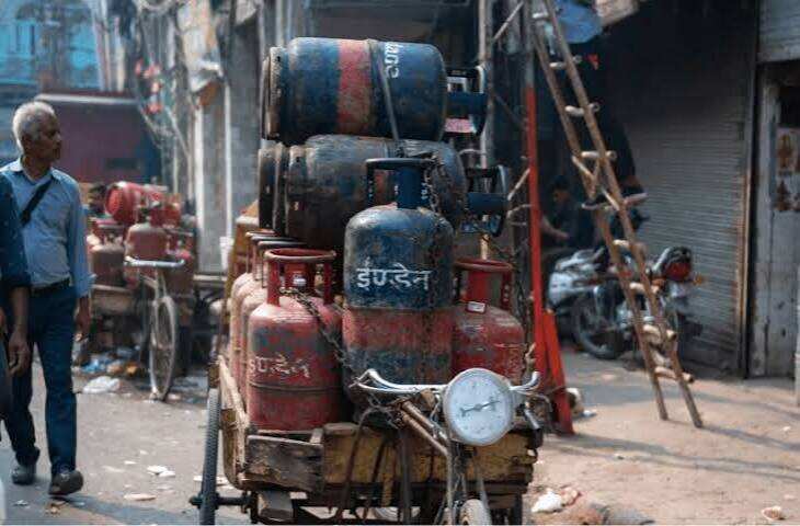 1 अगस्त से बदल गए कई नियम: कॉमर्शियल LPG सिलेंडर 200 रुपए तक सस्ता, वीडियो में जाने तत्काल टिकट और CKYC के नियमों में बदलाव