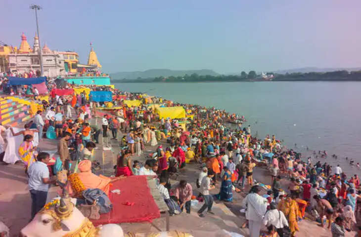 सोमवती अमावस्या पर नर्मदा घाटों पर उमड़ा आस्था का सैलाब, हजारों श्रद्धालुओं ने लगाई पुण्य की डुबकी