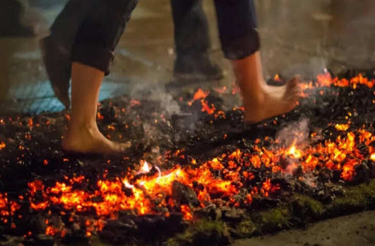 कहीं चलते हैं अंगारों पर, तो कहीं खुद को चीरते हैं भक्त, जानिए दुनिया के 10 सबसे विचित्र धार्मिक रीति-रिवाज