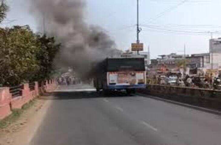 जयपुर में चलती रोडवेज बस में लगी आग, वीडियो में देंखे 70 यात्रियों ने कूदकर बचाई जान