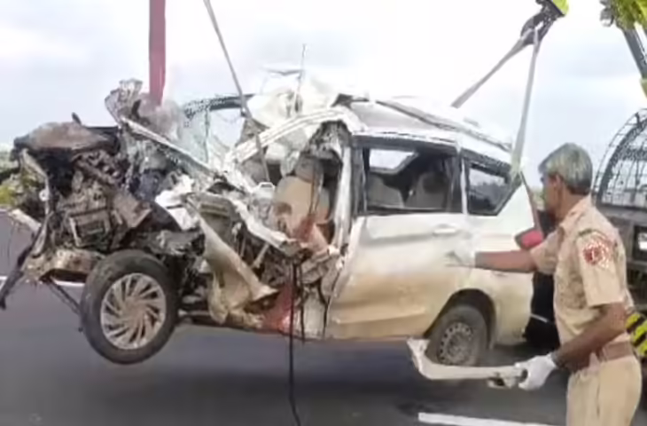 दिल्ली-मुंबई सुपर एक्सप्रेसवे पर भीषण सड़क हादसा, वीडियो में देंखे बिजनेसमैन परिवार के 6 सदस्य घायल