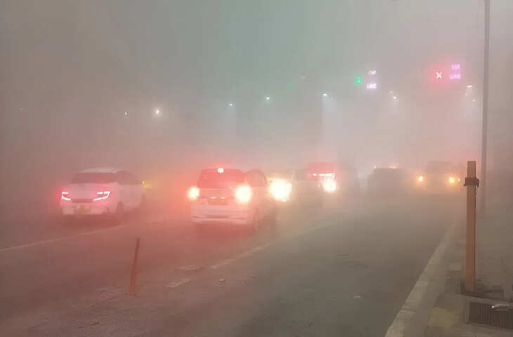 नोएडा में घने कोहरे और प्रदूषण का डबल अटैक, AQI लेवल 450, मौसम विभाग का ठंड को लेकर नया अपडेट