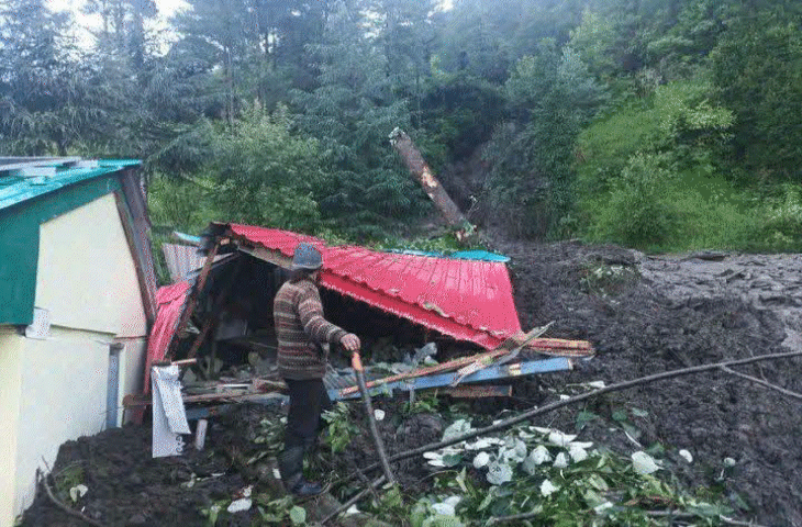 हिमाचल में बारिश का कहर: ठियोग में भूस्खलन से गाड़ी पर गिरीं चट्टानें, वीडियो में देंखे 20 से ज्यादा सड़कें बंद; फ्लैश फ्लड का अलर्ट