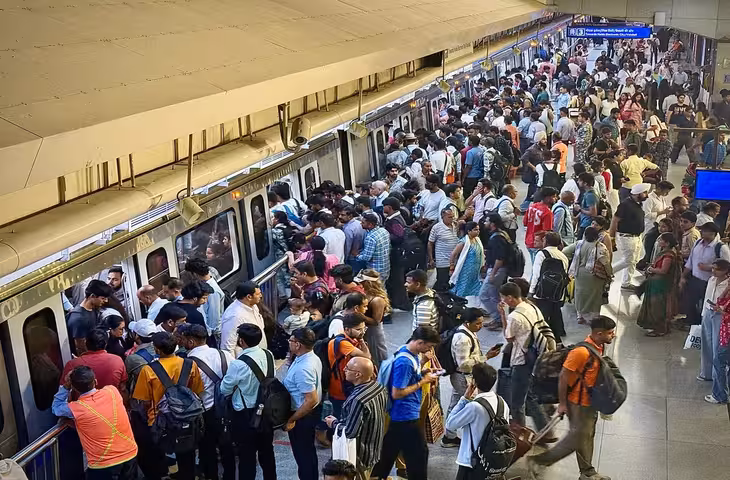 DTC बस ड्राइवरों की हड़ताल से आई दिल्ली मेट्रो की मौज! बना दिया नया रिकॉर्ड