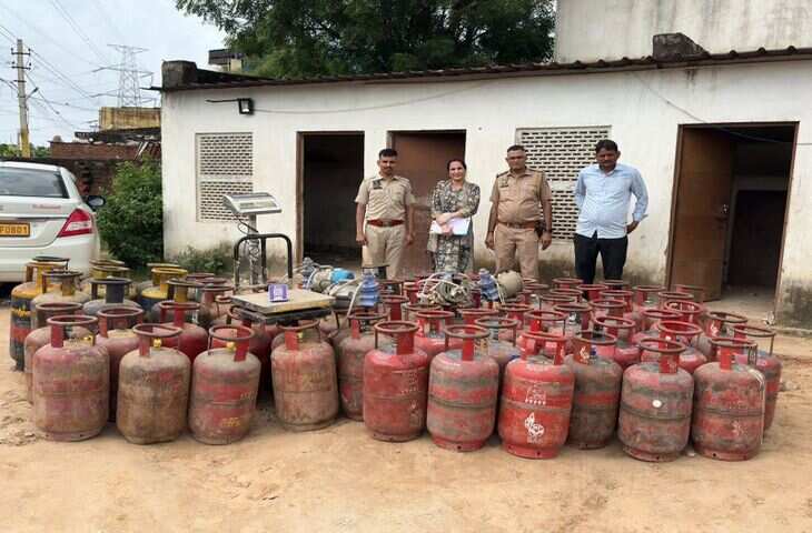 जयपुर में अवैध गैस रिफिलिंग पर बड़ा एक्शन, वीडियो में देखें 222 घरेलू सिलेंडर समेत भारी मात्रा में सामान जब्त