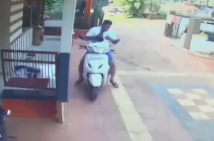 पिता के साथ स्कूटी पर बैठा था बच्चा, तभी अचानक से घुमा दिया एक्सीलेटर, वीडियो में देखें फिर हुआ क्या