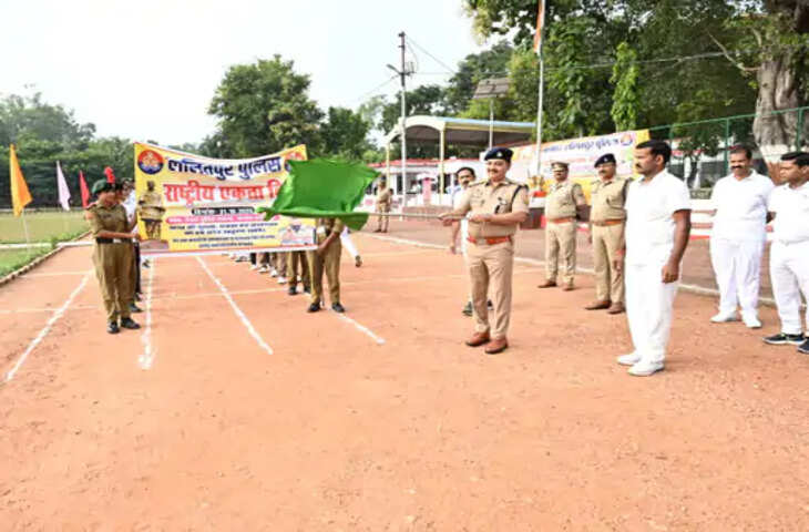 ललितपुर पुलिस लाइन में मनाया राष्ट्रीय एकता दिवस, SP संजीव कुमार बाजपेई ने अधिकारियों-कर्मचारियों को दिलाई शपथ