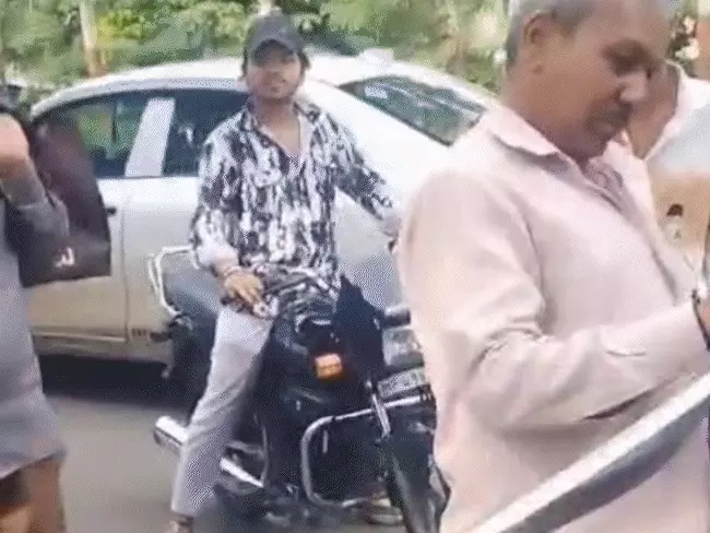 53 साल से सांपों का रेस्क्यू कर रहे कैलाशनाथ, 12 फीट के सांप से 30 मिनट तक किया मुकाबला