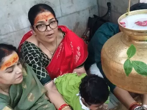 मांग में सिंदूर लगाए उज्जैन पहुंचीं अनुष्का यादव, बेटी के साथ किया रुद्राभिषेक; सोशल मीडिया पर वायरल हुई तस्वीरें