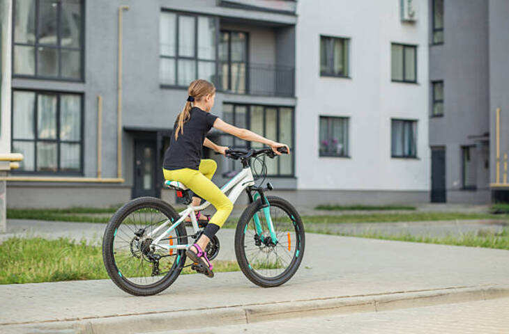 छत पर साइकिल चलाते वक्त हुआ हादसा, बच्ची का बैलेंस बिगड़ा और जा गिरी नीचे, देखे खौफनाक वीडियो&nbsp;