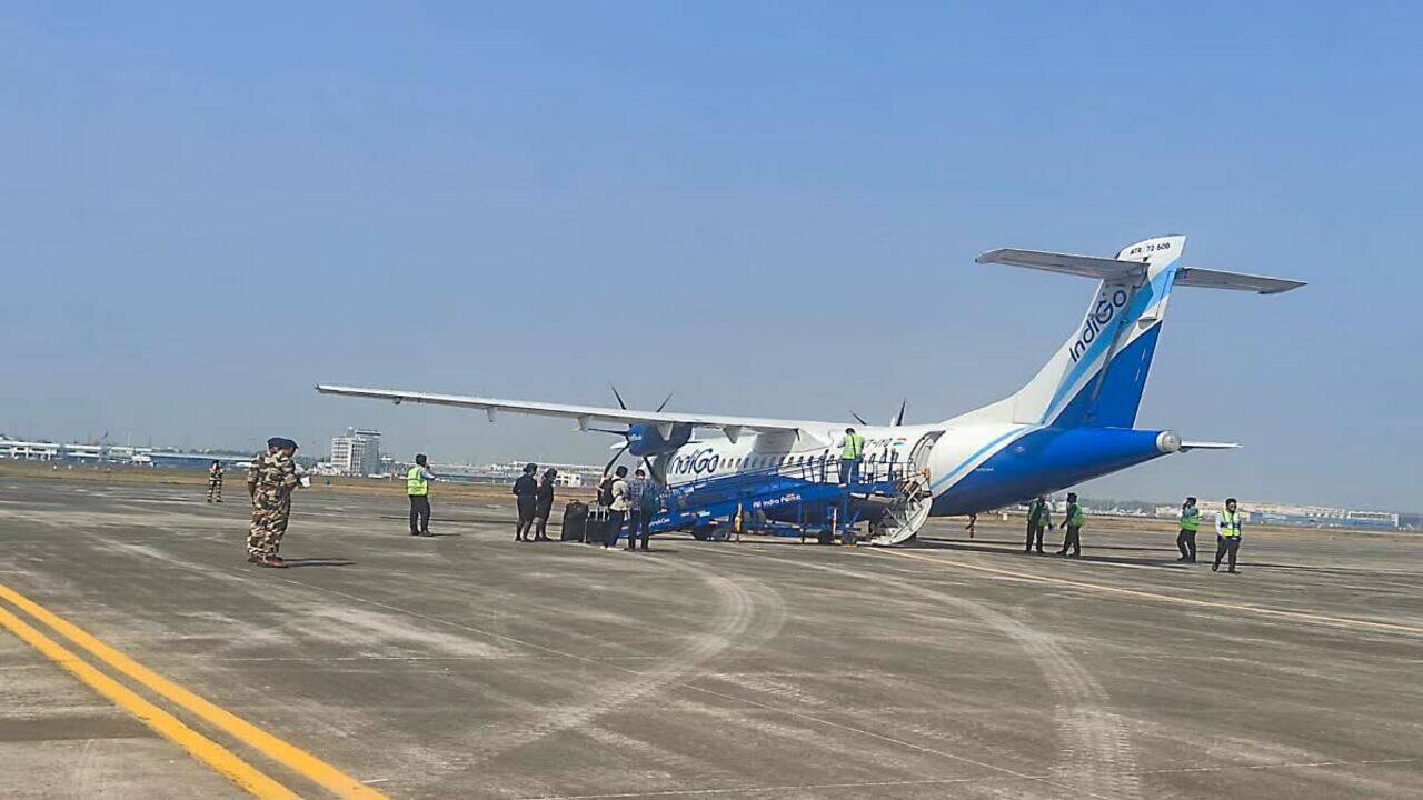 कोलकाता से अगरतला जा रही IndiGo फ्लाइट पर गिरी आसमानी बिजली, बाल-बाल बचे यात्री