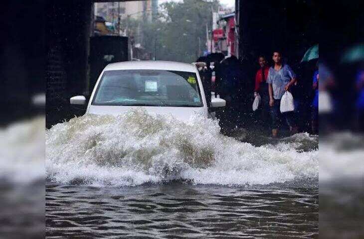 Monsoon Car Tips: बारिश में पानी के बीच बंद हो जाए कार तो बिल्कुल न घबराएं, ये 7 स्मार्ट टिप्स बचाएंगे इंजन और हजारों रुपये​​​​​​​