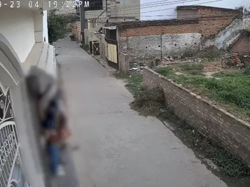 मुजफ्फरपुर में घर के बाहर बच्ची से छेड़खानी का आरोप, बाइक सवार ने बचाया