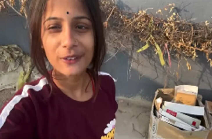 बिहार के नालंदा जिले में गुलशन नाम के एक युवक ने सरेआम स्टेज पर चढ़कर आर्केस्ट्रा डांसर की मांग में सिंदूर भर दिया 