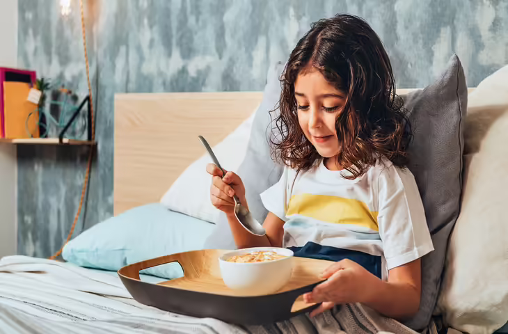 ज्योतिष शास्त्र: बिस्तर या आराम की जगह पर भोजन क्यों है वर्जित, जानें इसके अशुभ परिणाम और मान्यताएं