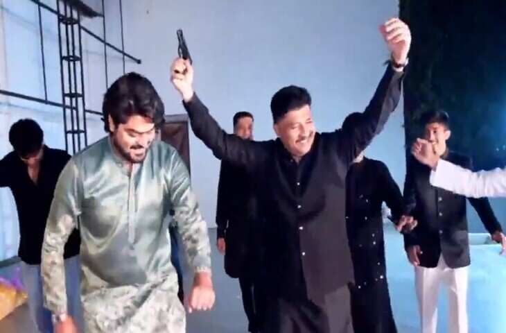 नेताजी को&nbsp;f9ala सॉन्ग पर हाथ म बंदूक लकर डांस करना पड़ा भारी,&nbsp;वीडियो वायरल होते ही पुलिस ने लिया एक्शन