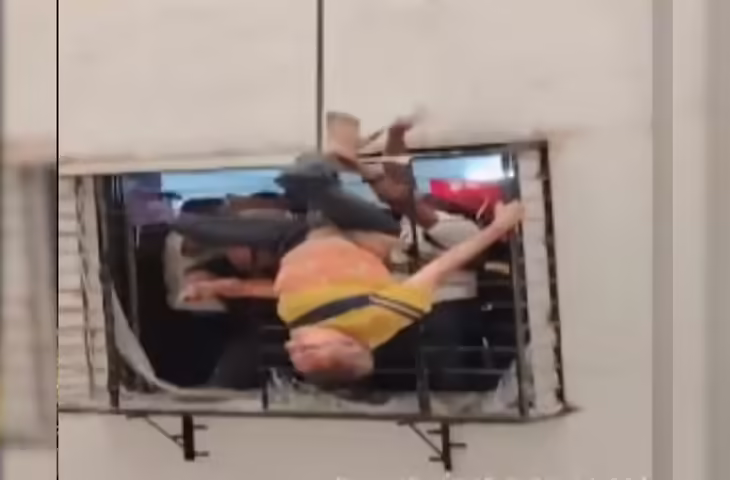 सूरत में रोंगटे खड़े करने वाला हादसा, वीडियो में देखें 10वीं मंजिल से गिरा शख्स 8वीं मंजिल की ग्रिल में फंसा, फायर ब्रिगेड ने बचाई जान