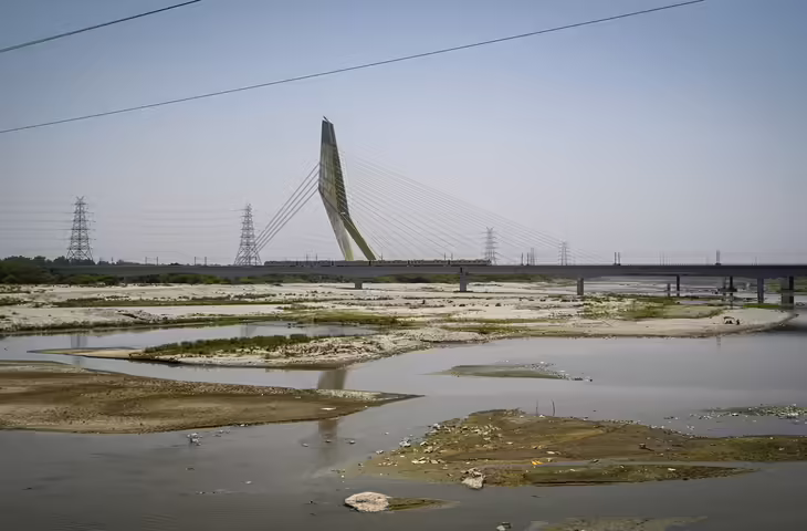 भीषण गर्मी में दिल्ली को पानी की मार: यमुना का जलस्तर घटा, सप्लाई प्रभावित, कई इलाकों में पेयजल संकट गहराया