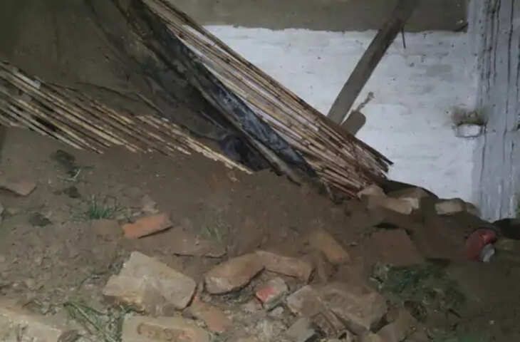 संभल में बारिश के बाद कच्चे मकान की छत गिरी, हादसे से 5 मिनट पहले बाहर निकला परिवार बचा; सामान मलबे में दबा