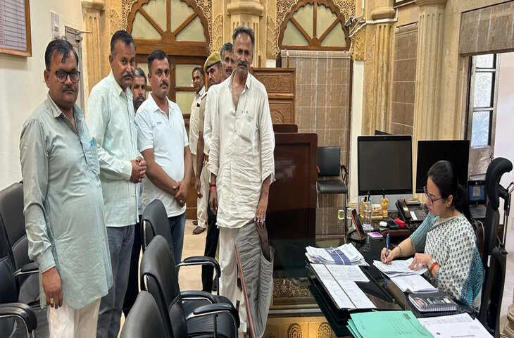 स्थायी पेयजल व्यवस्था की मांग को लेकर ग्रामीणों ने जिला कलेक्टर को सौंपा ज्ञापन