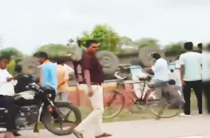 सीधी में NH-39 पर बड़ा हादसा टला, ट्रक का टायर फटने से सड़क से नीचे गिरा; चालक घायल