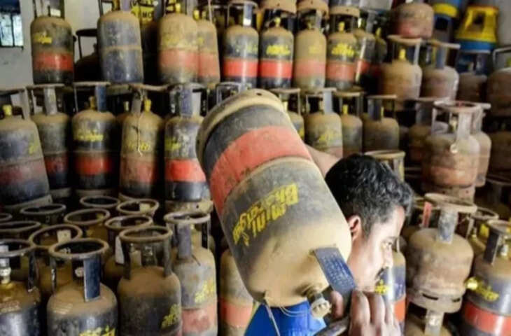 महंगाई का बड़ा झटका: 1 मई से 19kg LPG सिलेंडर 993 रुपये, 5kg गैस भी हुई महंगी, देखें पूरी डिटेल