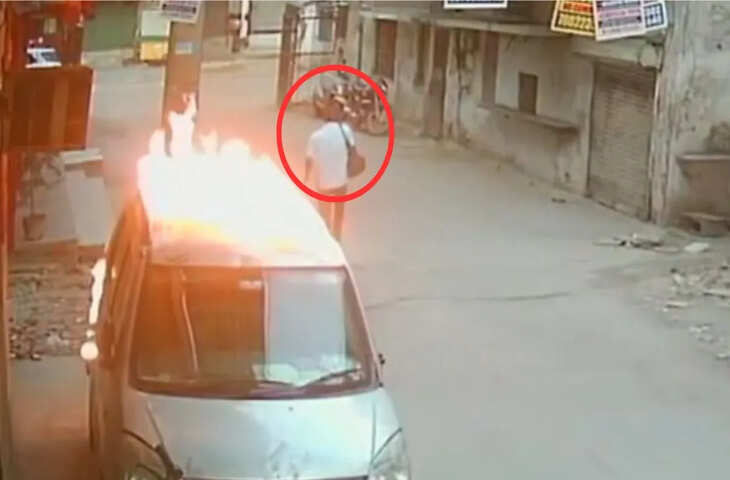 दिल्ली में कार में आगजनी की वारदात, सीसीटीवी में कैद हुई घटना