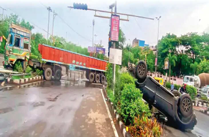 व्यापमं चौराहे पर हादसे के बाद 60 टन सरियों से भरा ट्राला सड़क पर फंसा, देर रात तक नहीं हट सका वाहन