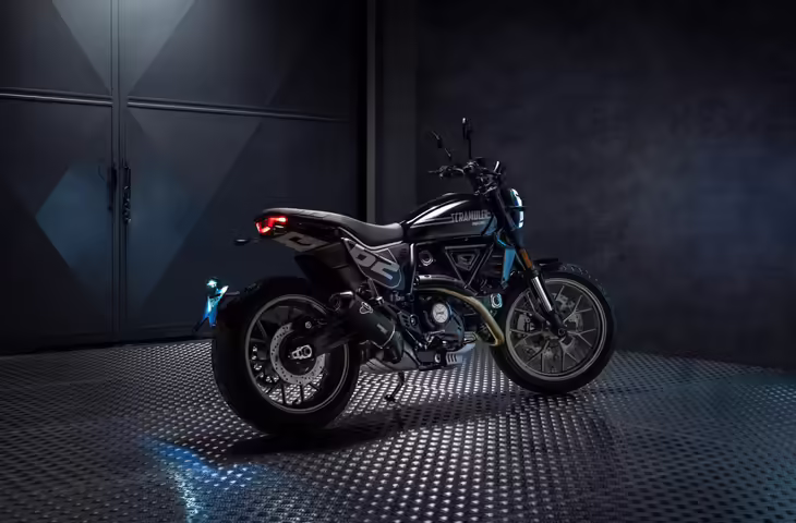 बाइक लवर्स के लिए खुशखबरी!&nbsp;₹1.26 लाख तक कम हुई इस धांसू बाइक की कीमत, नया प्राइस और फीचर्स जान अभी पहुँच जाएंगे शोरूम&nbsp;