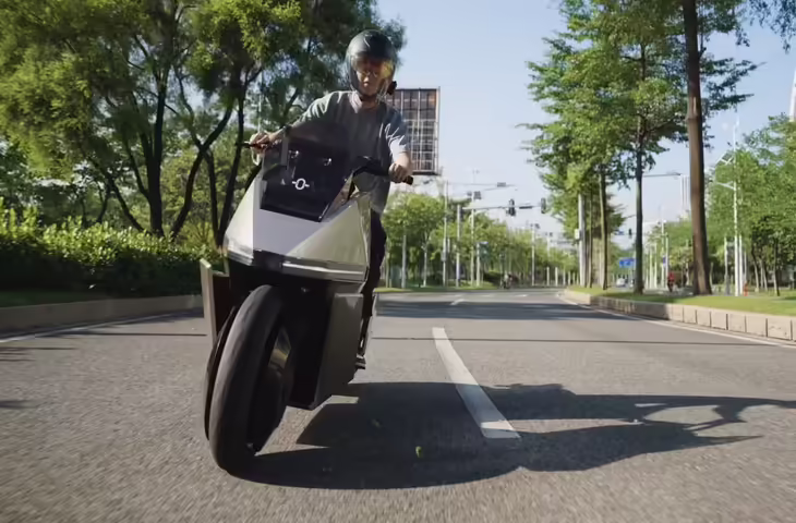 OMOWAY OMO X लॉन्च: दुनिया की पहली सेल्फ-बैलेंसिंग इलेक्ट्रिक बाइक, अब न गिरेगी बाइक न डगमगाएगा सफर​​​​​​​