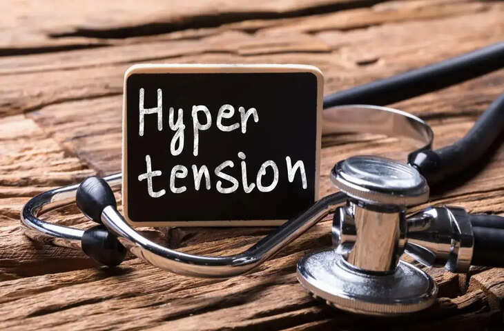 दुनियाभर में हाई ब्लड प्रेशर यानी Hypertension एक गंभीर स्वास्थ्य चुनौती बनता जा रहा है। रिपोर्ट्स के मुताबिक साल 2020 तक दुनिया में करीब 1.71 अरब वयस्क हाई ब्लड प्रेशर से प्रभावित थे। सबसे चिंता की बात यह है कि निम्न और मध्यम आय वाले देशों में अनियंत्रित मामलों में तेजी से बढ़ोतरी दर्ज की गई है।  स्वास्थ्य विशेषज्ञों का कहना है कि खराब जीवनशैली, तनाव, असंतुलित खानपान और शारीरिक गतिविधियों की कमी इस समस्या को तेजी से बढ़ा रही है। समय पर जांच और इलाज न मिलने के कारण लाखों लोग गंभीर स्वास्थ्य जोखिम का सामना कर रहे हैं।  क्या होता है हाई ब्लड प्रेशर?  हाई ब्लड प्रेशर ऐसी स्थिति है, जब धमनियों में रक्त का दबाव सामान्य स्तर से अधिक हो जाता है। लंबे समय तक यह स्थिति बनी रहने पर हृदय, मस्तिष्क, किडनी और आंखों पर गंभीर असर पड़ सकता है।  डॉक्टरों के अनुसार इसे &ldquo;साइलेंट किलर&rdquo; भी कहा जाता है, क्योंकि कई मामलों में शुरुआती चरण में कोई स्पष्ट लक्षण दिखाई नहीं देते।  निम्न और मध्यम आय वाले देशों में बढ़ी चिंता  रिपोर्ट के अनुसार निम्न और मध्यम आय वाले देशों में हाई ब्लड प्रेशर के मरीज तेजी से बढ़ रहे हैं। इन देशों में स्वास्थ्य सुविधाओं की कमी, जागरूकता का अभाव और नियमित जांच न होना बड़ी वजह मानी जा रही है।  विशेषज्ञों का कहना है कि कई लोग वर्षों तक यह जाने बिना जीते रहते हैं कि उन्हें हाई ब्लड प्रेशर की समस्या है। ऐसे में हार्ट अटैक और स्ट्रोक का खतरा बढ़ जाता है।  युवाओं में भी बढ़ रहे मामले  पहले हाई ब्लड प्रेशर को बढ़ती उम्र से जोड़कर देखा जाता था, लेकिन अब युवाओं में भी इसके मामले तेजी से बढ़ रहे हैं। लगातार तनाव, जंक फूड, कम नींद और फिजिकल एक्टिविटी की कमी इसके प्रमुख कारण बताए जा रहे हैं।  कैसे करें बचाव?  डॉक्टरों के मुताबिक कुछ आसान आदतों को अपनाकर हाई ब्लड प्रेशर के खतरे को काफी हद तक कम किया जा सकता है:  नियमित व्यायाम करें नमक और तली-भुनी चीजों का सेवन कम करें तनाव को नियंत्रित रखें धूम्रपान और शराब से दूरी बनाएं नियमित ब्लड प्रेशर जांच कराएं पर्याप्त नींद लें समय पर इलाज है जरूरी  विशेषज्ञों का कहना है कि यदि हाई ब्लड प्रेशर को समय रहते नियंत्रित न किया जाए, तो यह हार्ट डिजीज, स्ट्रोक और किडनी फेलियर जैसी गंभीर समस्याओं का कारण बन सकता है।