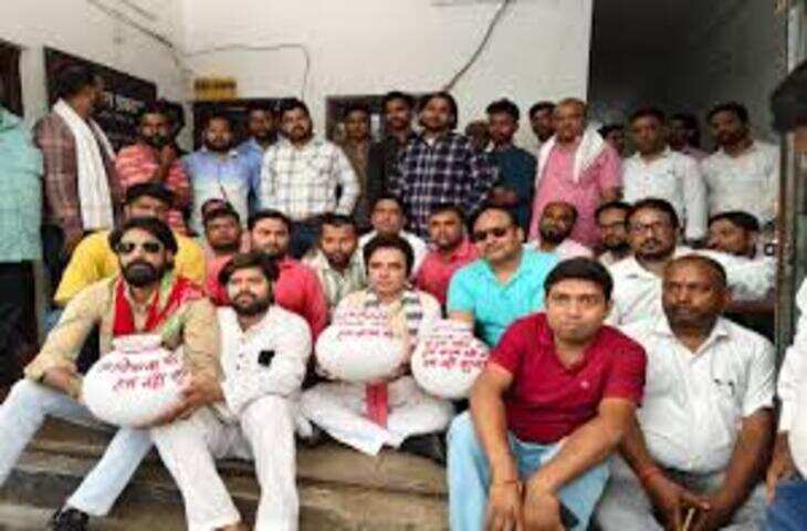 बरेली में बिजली कटौती पर सपा का हल्लाबोल, &lsquo;हम चिकना घड़ा हैं&rsquo; लिखे घड़ों के साथ किया प्रदर्शन
