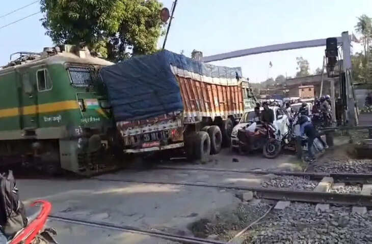 जिद और जल्दबाजी बनी बड़ी वजह, क्रॉसिंग पर ट्रक से टकराई तेज रफ्तार ट्रेन, वीडियो देखकर कांप उठे लोग