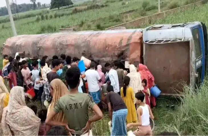 बिहार के मोतिहारी में पलटा टैंकर, तेल लूट कर ले भागे लोग