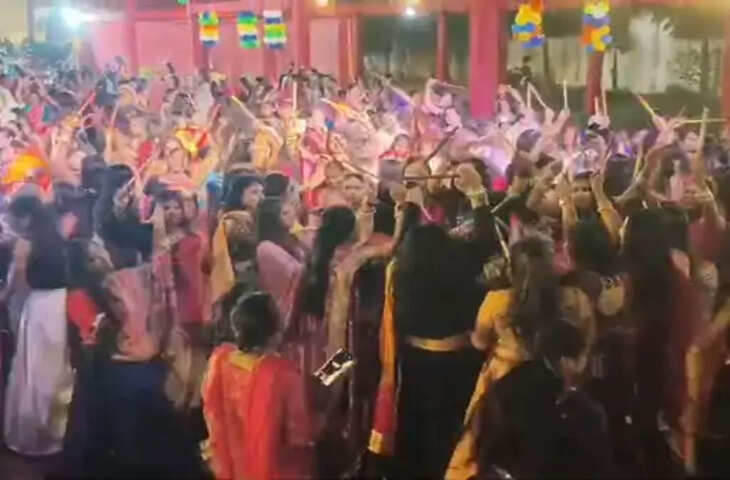 भभुआ की गुलजार वाटिका में नवरात्रि पर डांडिया उत्सव, गरबा की धुन पर झूमे लोग