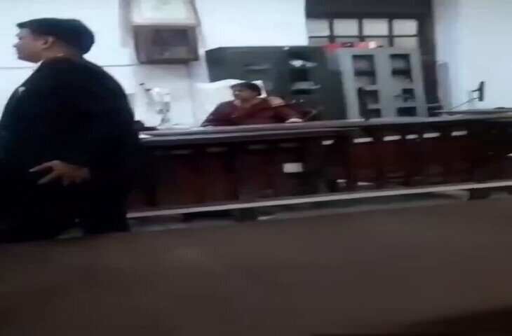'आज फैसला मैं सुनाऊंगी', कोर्ट परिसर में महिला के अजीब व्यवहार का VIDEO इंटरनेट पर वायरल, खूब हुआ ड्रामा