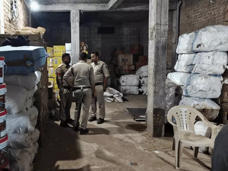 छतरपुर में रिहायशी इलाके के गोदाम में मिले पटाखों के 20 से ज्यादा कार्टन, पुलिस ने किया सील