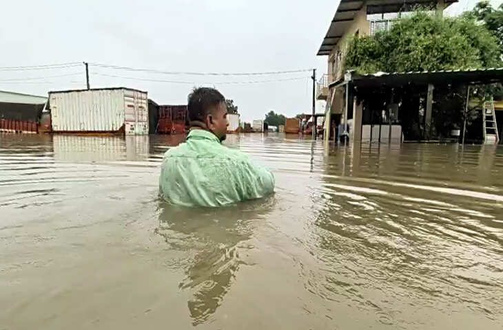 Monsoon Havoc: जम्मू-कश्मीर से उत्तराखंड तक बारिश का कहर, लैंडस्लाइड से सड़कें बंद, 16 राज्यों में मौसम विभाग का अलर्ट