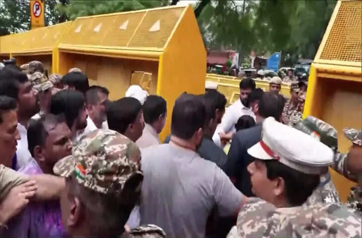 दिल्ली में कॉकरोच जनता पार्टी का हंगामा! संसद की ओर बढ़ रहे प्रदर्शनकारियों को पुलिस ने रोका​​​​​​​