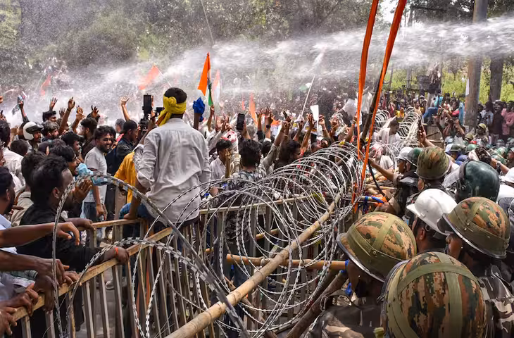 विधानसभा गेट तक पहुंचे आंदोलनकारी छात्र, बैरिकेडिंग तोड़ी तो पुलिस ने किया लाठीचार्ज, दागे आंसू गैस के गोले​​​​​​​