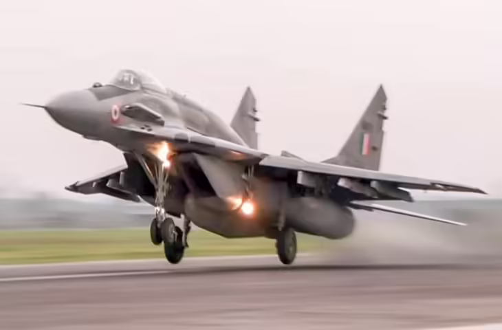 पुणे एयरपोर्ट पर IAF विमान की हार्ड लैंडिंग, वीडियो में देंखे 8 घंटे ठप रहा उड़ान संचालन