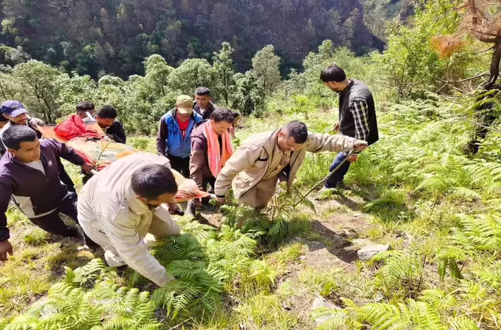 एक दिन में तीन वाहन खाई में गिरे, SDRF ने रातभर चलाया रेस्क्यू अभियान