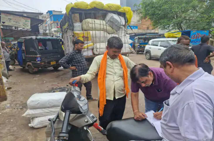 90 किलो प्रतिबंधित पॉलीथिन से भरी पिकअप पकड़ी, कार्रवाई के नाम पर सिर्फ 1000 रुपये जुर्माना