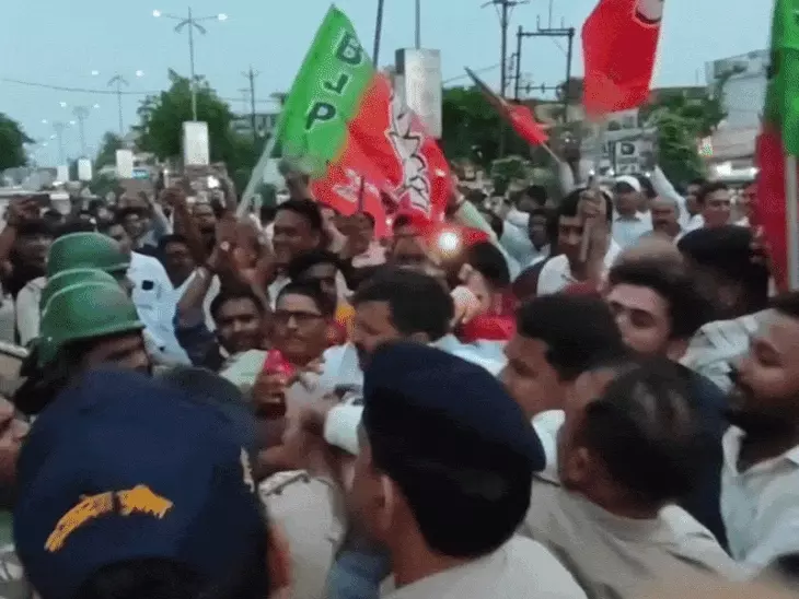 रीवा में कांग्रेस कार्यालय के बाहर भाजपा-कांग्रेस कार्यकर्ता आमने-सामने, जमकर हुआ विरोध