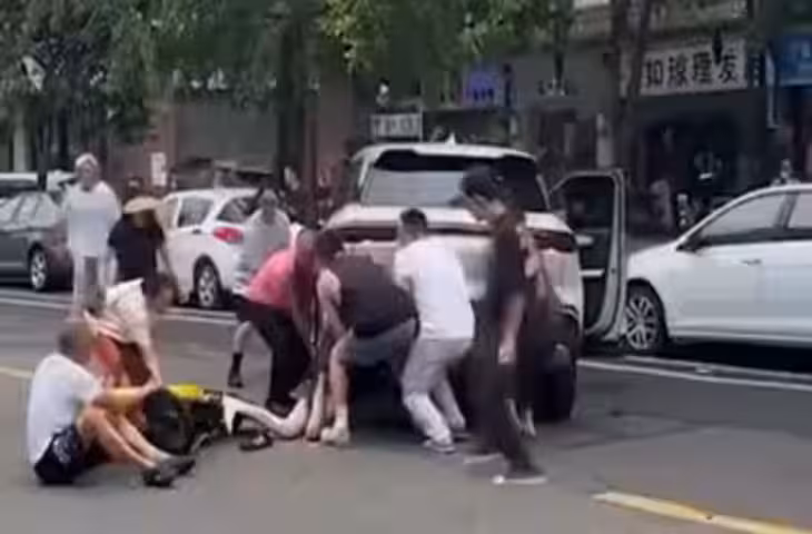लड़की को बचाने के लिए 30 लोगों ने उठाई SUV, वीडियो हुआ वायरल