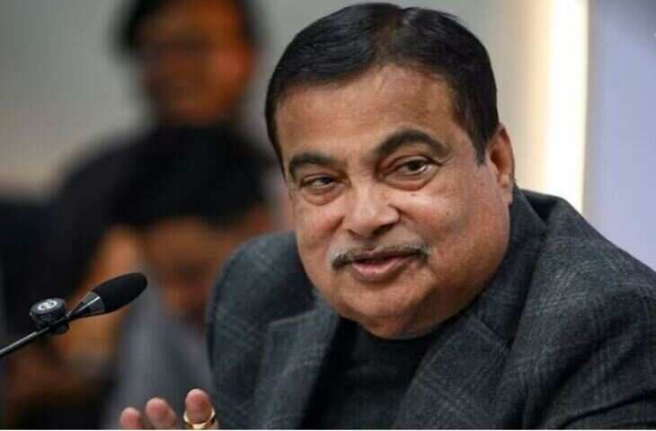 भारत में सड़क परिवहन के क्षेत्र में एक दिलचस्प बदलाव आने वाला है। केंद्रीय सड़क परिवहन और राजमार्ग मंत्री नितिन गडकरी ने हाल ही में घोषणा की कि सरकार एक नया कानून लाने की योजना बना रही है, जिसके तहत सभी वाहनों के हॉर्न में भारतीय संगीत वाद्ययंत्रों की आवाज़ का इस्तेमाल अनिवार्य होगा। इस बदलाव के बाद, अब आपको वाहनों के हॉर्न की बजाए बांसुरी, तबला, हारमोनियम और अन्य भारतीय वाद्ययंत्रों की ध्वनियां सुनाई देंगी, जो सुनने में न केवल सुखद होंगी बल्कि भारत की सांस्कृतिक धरोहर को भी बढ़ावा देंगी।  भारतीय संगीत वाद्ययंत्रों की आवाज़ से बदलाव नितिन गडकरी ने इस योजना के बारे में विस्तार से बताते हुए कहा कि वह एक ऐसा कानून लाने जा रहे हैं जिसमें केवल भारतीय संगीत वाद्ययंत्रों की ध्वनियों का ही इस्तेमाल किया जा सकेगा। बांसुरी, तबला, वायलिन और हारमोनियम जैसे भारतीय वाद्ययंत्रों की आवाज़ वाहनों के हॉर्न में सुनाई देगी, जो न केवल एक नया अनुभव होगा बल्कि सड़क पर आवाज़ की प्रदूषण को भी कम करने में मदद करेगा।  गडकरी ने यह भी कहा कि यह बदलाव सड़क पर चलने वाले लोगों के लिए एक सुखद अनुभव बनेगा, क्योंकि भारतीय संगीत की मधुर ध्वनियां लोगों के मन को प्रसन्न करेंगी और वातावरण को भी बेहतर बनाएंगी।  भारत का दुनिया में तीसरा सबसे बड़ा वाहन बाजार इस अवसर पर गडकरी ने भारत की ऑटोमोबाइल इंडस्ट्री की महत्वता को भी उजागर किया। उन्होंने कहा कि भारत इस समय दुनिया का तीसरा सबसे बड़ा वाहन बाजार बन चुका है, जो केवल संयुक्त राज्य अमेरिका और चीन से पीछे है। भारत में वाहनों की बढ़ती संख्या और निर्यात के कारण इस क्षेत्र की अर्थव्यवस्था में भी तेजी से वृद्धि हो रही है।  गडकरी ने यह भी बताया कि भारत में वायु प्रदूषण में परिवहन क्षेत्र का योगदान 40 फीसदी है। इसलिए, सरकार की यह योजना है कि हरित और जैव ईंधन पर चलने वाले वाहनों को बढ़ावा दिया जाए, जिससे प्रदूषण की समस्या को कम किया जा सके और पर्यावरण को भी बचाया जा सके।  मेथेनॉल, एथेनॉल और हरित ईंधन की दिशा में सरकार की पहल गडकरी ने यह भी बताया कि नरेंद्र मोदी सरकार मेथेनॉल, एथेनॉल और अन्य हरित ईंधन पर आधारित वाहनों को प्रोत्साहित कर रही है। इन ईंधनों के इस्तेमाल से न केवल वाहनों का प्रदूषण कम होगा, बल्कि भारत को ऊर्जा की आत्मनिर्भरता की दिशा में भी एक बड़ा कदम मिलेगा। गडकरी के अनुसार, ये कदम भारतीय सड़क परिवहन को और भी सशक्त बनाएंगे और भारत को दुनिया में प्रदूषण मुक्त परिवहन क्षेत्र में एक अग्रणी देश बना देंगे।  भारत में वाहन उद्योग की बढ़ती ताकत गडकरी ने भारत के वाहन उद्योग की ताकत पर भी जोर दिया। उन्होंने बताया कि भारत को दोपहिया वाहनों और कारों के निर्यात से काफी राजस्व प्राप्त होता है। 2014 में भारतीय वाहन क्षेत्र का मूल्य 14 लाख करोड़ रुपये था, जो अब बढ़कर 22 लाख करोड़ रुपये हो गया है। यह एक महत्वपूर्ण वृद्धि है, जो भारतीय वाहन उद्योग की सफलता को दर्शाता है।  उन्होंने कहा कि भारत में वाहनों के उत्पादन और निर्यात में वृद्धि से देश की अर्थव्यवस्था को काफी फायदा हुआ है। यदि यह वृद्धि इसी गति से जारी रही, तो आने वाले वर्षों में भारत और भी बड़े ऑटोमोबाइल बाजारों में शामिल हो सकता है।  निष्कर्ष नितिन गडकरी की यह पहल भारतीय सड़क परिवहन को एक नया दिशा देने की योजना है। भारतीय संगीत वाद्ययंत्रों की आवाज़ को वाहनों के हॉर्न में शामिल करने का कदम न केवल पर्यावरण की बेहतरी के लिए है, बल्कि यह भारतीय संस्कृति को भी बढ़ावा देगा। इसके साथ ही, सरकार के प्रयासों से भारत का वाहन उद्योग और भी मजबूत होगा और वायु प्रदूषण में भी कमी आएगी। यह बदलाव भारतीय सड़कों पर यात्रा करने के अनुभव को और भी सुखद बना देगा।