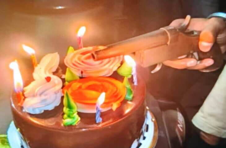 केक सेलिब्रेशन का खतरनाक सच! स्पार्कल से हो सकता है बड़ा हादसा, वायरल VIDEO देख लोगों के उड़े होश&nbsp;