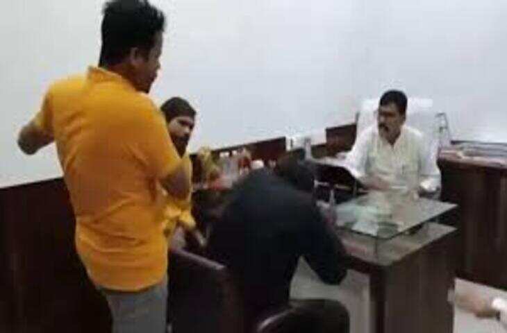 Viral Video: मराठी महिला के समर्थन में भिड़े MNS कार्यकर्ता, बिहारी बॉस को जड़ दिया जोरदार थप्पड़&nbsp;
