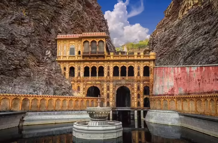 राजस्थान का इकलौता मंदिर जहाँ हजारों की संख्या में पाए जाते है बंदर, वीडियो में जानिए क्या है इसका रहस्य ?