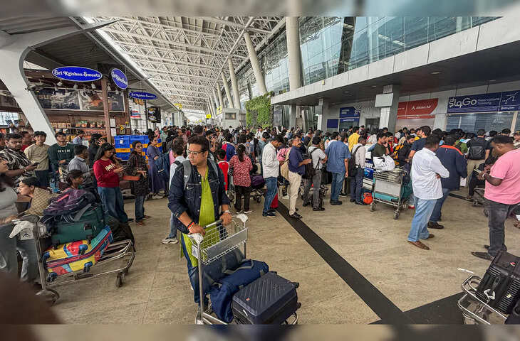 Indigo की फ्लाइट हुई लेट तो एअरपोर्ट पर ही गरबा करने लगे सैंकड़ों यात्री, इन्टरनेट पर वायरल हुआ मजेदार मोमेंट 
